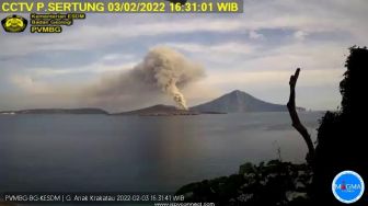 Guru Ngaji Kirim Video Porno dan Cabuli Bocah 12 Tahun, Gunung Anak Krakatau Meletus