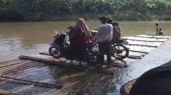 Tak Ada Jembatan, Guru dan Warga Desa Girimukti Cianjur Berjuang Seberangi Sungai Ciujung