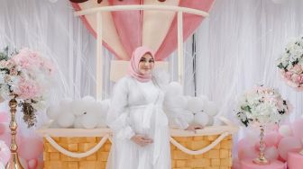 Adu Gaya 9 Artis di Baby Shower Aurel Hermansyah, Lesti Kejora Bak Remaja Baru Pulang Sekolah