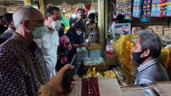 Tinjau Pasar Kramat Jati, Mendag M Lutfi Pastikan Harga Minyak Goreng Ikuti HET dalam Beberapa Hari Mendatang
