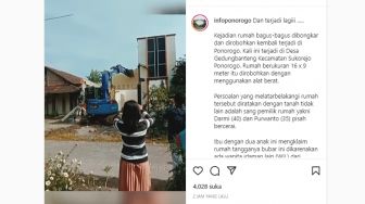 Terlalu Pedih Diselingkuhi Lalu Dicerai, Istri di Ponorogo Ini Robohkan Rumahnya, Warganet: Good Idea!