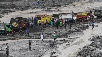 24 Truk Terjebak Banjir Lahar Gunung Merapi