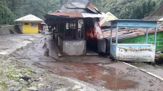 Diguyur Hujan Lebat, Air Sempat Meluap di Kawasan Terminal Tlogo Putri Kaliurang