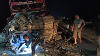Kecelakaan Mengerikan Mobil Tabrak Batu dan Truk di Humbahas, 6 Orang Tewas