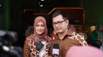 Tommy Kurniawan Buka Usaha Kuliner di Serang, Langsung Layani Pelanggan Saat Launching