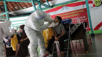 Petugas kesehatan melakukan tes usap PCR kepada murid di SDN Gunung 05 Mexico, Jalan Hang Lekir V No 53, Kebayoran Baru, Jakarta, Kamis (3/2/2022). [Suara.com/Angga Budhiyanto]