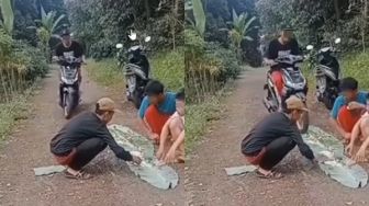 Demi Konten, Pemuda Ini Tega Lindas Nasi Pakai Motor, Aksinya Tuai Kecaman Publik: Nggak Lucu!