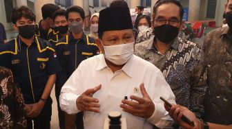 Ekspresi Prabowo Subianto Disorot, Melihat Jokowi Beri Bantuan Tunai di Pasar Tradisional