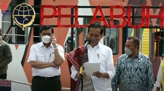 Heboh Luhut Asyik Telponan di Belakang Jokowi yang Lagi Pidato, Netizen: Lord Bebas, The Real Presiden