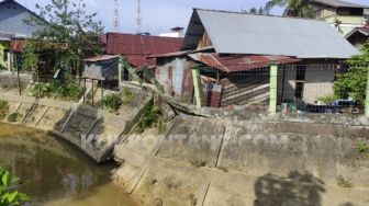 Akibat Turap Longsong, Rumah Aseri di Kelurahan Gunung Elai Nyaris Ambruk