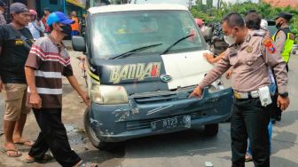 Warga Dampit Malang Curi Mobil, Panik Dikejar Pemilik hingga Oleng Tabrak Pemotor di Sidoarjo