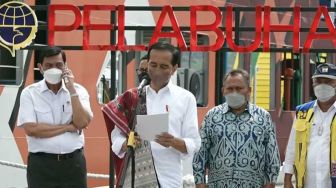 Viral Menteri Luhut Asyik Telponan saat Jokowi Berbicara, Publik: The Lord Mah Bebas