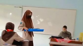 Guru Baik Hati, Jumat Berkah Traktir Makan Murid Sekelas, Warganet Terharu: Sehat Terus Pak