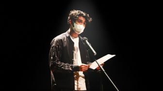 Aktor Reza Rahadian membacakan puisi karya Sastrawan Remy Sylado saat acara Doa Untuk Remy Sylado di Taman Ismail Marzuki, Jakarta Pusat, Jumat (4/2/2022). [Suara.com/Alfian Winanto]