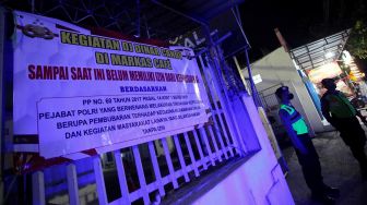 Petugas berjaga didepan salah satu klub malam yang akan menampilkan DJ Dinar Candy di Kota Blitar, Jawa Timur, Kamis (3/1/2022). ANTARA FOTO/Irfan Anshori