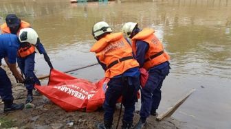 Ditemukan Anak-anak saat Berenang di Kali, Begini Ciri-ciri Bocah Tewas Mengambang di Jembatan Tongtek Jaktim