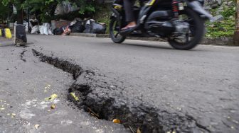 Aspal Jalan Daan Mogot Amblas, Diduga Akibat Air Hujan dan Pengeboran Pipa di Sekitar Lokasi