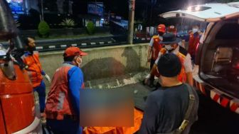 Kernet Truk Tewas Tertimpa Mobil Saat Ganti Ban di Tol TB Simatupang Jaksel