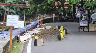 Jalan Inspeksi Kali Ciliwung yang Amblas Tak Kunjung Diperbaiki