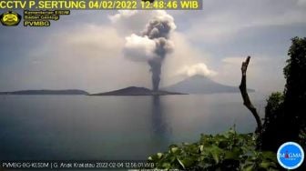 Gunung Anak Krakatau Meletus Usai Salat Jumat, Tinggi Kolam Abu Cabai 1000 Meter