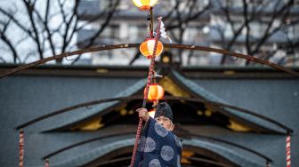 Seorang Biksu akan memulai tradisi 'Mamemaki' saat perayaan Setsubun di Kuil Fukushima Inari, Jepang, (3/2/2022). [Photo by Philip FONG / AFP]