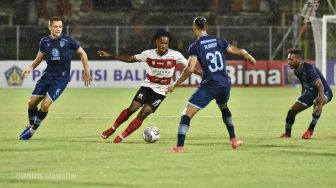 Diterpa Krisis Pemain Akibat COVID-19, Madura United dan Persela Berbagi Poin di Stadion I Gusti Ngurah Rai