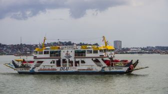 Kapal Motor Penumpang (KMP) Ulin melintas di Teluk Balikpapan, Balikpapan, Kalimantan Timur, Sabtu (5/2/2022). ANTARA FOTO/Bayu Pratama S/rwa.