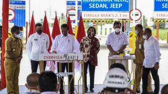 Presiden Joko Widodo (ketiga kiri) didampingi Menteri Koordinator Bidang Kemaritiman dan Investasi Luhut Binsar Pandjaitan (kelima kiri), Gubernur Sumatera Utara Edy Rahmayadi (kanan), Menteri Keuangan Sri Mulyani Indrawati (keempat kiri) Menteri Pariwisata dan Ekonomi Kreatif Republik Indonesia Sandiaga Uno (kedua kiri) dan pejabat lainnya meresmikan Jalan Tol Trans Sumatera (JTTS)  seksi I Binjai-Pangkalan Brandan ruas Binjai-Stabat di Langkat, Sumatera Utara, Jumat (4/2/2022).  ANTARA FOTO/Fransisco Carolio/Lmo