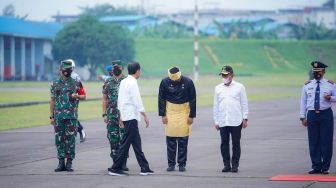 Momen Bobby Nasution Tundukkan Kepala Antar Jokowi, Warganet: Kang Pisang Merana Lihat Foto Ini