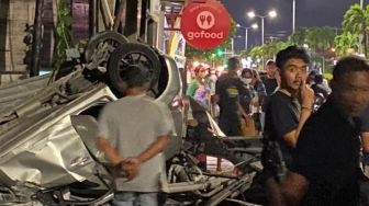 Kecelakaan di Sunset Road Bali Viral, Honda Brio yang Dikendarai Bule Rusia Terbalik Hingga Ringsek