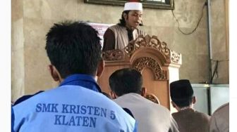 Viral! Potret Siswa Berseragam SMK Kristen di Klaten Beribadah Salat Jumat, Banjir Pujian Warganet