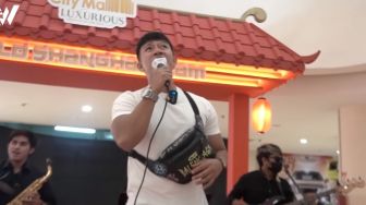 Gegara Ruri Repvblik Unggah Video Nyanyi di Mal, Netizen Ini Pergoki Pacar Jalan Bareng Pria Lain