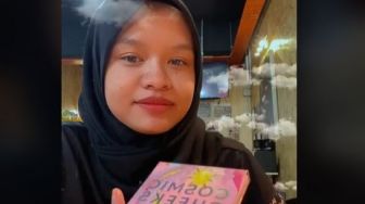 Bucin Abis! Cewek Bikin Review Make Up, Endingnya Malah Bikin Jomblo Iri