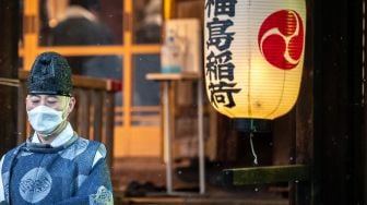 Seorang Biksu saat akan memulai saat tradisi 'Mamemaki' saat perayaan Setsubun di Kuil Fukushima Inari, Jepang, (3/2/2022). [Photo by Philip FONG / AFP]