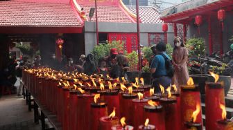 Peserta mengikuti Tur Pecinan Jakarta di Vihara Toasebio, Glodok, Jakarta, Minggu (6/2/2022). [Suara.com/Angga Budhiyanto]