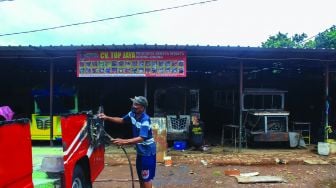 Pekerja menyelesaikan pembuatan odong-odong di Pondok Aren, Tangerang Selatan, Banten, Minggu (6/2/2022).  [Suara.com/Septian]
