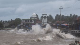 Gelombang tinggi disertai angin kencang menerjang kawasan tersebut di Teluk Labuan, Pandeglang, Banten, Minggu (6/2/2022). ANTARA FOTO/Muhammad Bagus Khoirunas