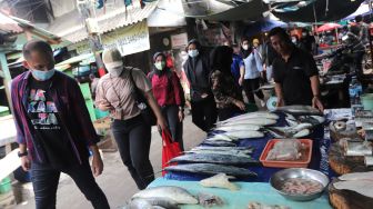 Peserta mengikuti Tur Pecinan Jakarta di Pasar Petak Sembilan, Glodok, Jakarta, Minggu (6/2/2022). [Suara.com/Angga Budhiyanto]