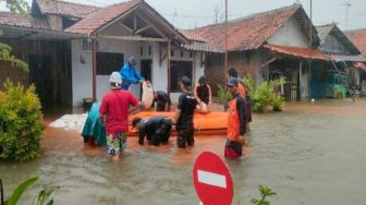Rumahnya Terendam Banjir Karena Hujan Lebat, 105 Warga Pekalongan Mengungsi