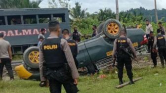 Hindari Jalan Rusak, Mobil Sabhara Polres Seram Bagian Barat Terbalik, Tiga Anggota Terluka