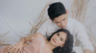 6 Potret Mesra Salshadilla Juwita dan Pacar Baru, Dikira Prewedding!