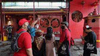 Peserta mengikuti Tur Pecinan Jakarta di Wihara Dharma Bhakti, Glodok, Jakarta, Minggu (6/2/2022). [Suara.com/Angga Budhiyanto]