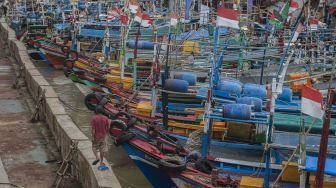 Sejumlah kapal nelayan yang bersandar saat tidak melaut di Teluk Labuan, Pandeglang, Banten, Minggu (6/2/2022).  ANTARA FOTO/Muhammad Bagus Khoirunas