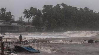 Awas Gelombang Tinggi di Pantai Selatan Banten Hingga 4 Meter