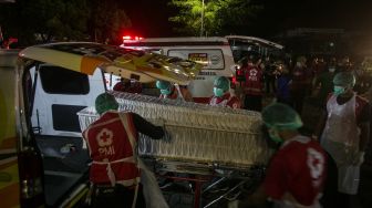 Relawan memasukkan jenazah korban kecelakaan bus pariwisata GA Trans ke dalam mobil ambulans di Rumah Sakit Umum Daerah (RSUD) Ir. Soekarno, Sukoharjo, Jawa Tengah, Senin (7/2/2022) dini hari. ANTARA FOTO/Mohammad Ayudha