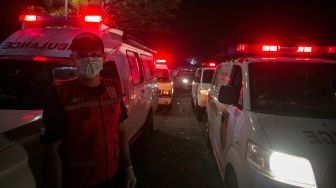 Relawan menunggu di depan mobil ambulans sebelum memindahkan jenazah korban kecelakaan bus pariwisata GA Trans di Rumah Sakit Umum Daerah (RSUD) Ir. Soekarno, Sukoharjo, Jawa Tengah, Senin (7/2/2022) dini hari. ANTARA FOTO/Mohammad Ayudha
