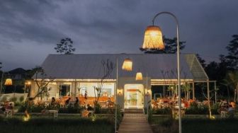 Punya Pemandangan Indah, Suasana Restoran di Tengah Sawah Ini Siap Manjakan Mata