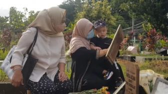 Bikin Netizen Mewek! Gala Sky Ziarah Makam Vanessa Angel dan Bibi Ardiansyah