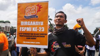 Sejumlah massa buruh melaksanakan aksi di depan Gedung DPR, Jakarta Pusat, Senin (7/2/2022). [Suara.com/Alfian Winanto]