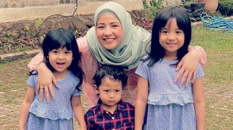 Anak Desta Blak-Blakan Sebut Ayahnya Tidak Pernah Salat Lagi, Wajibkah Istri Ingatkan Suami?